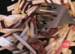 Illustration of how to stir-fry eggplant with bacon 3