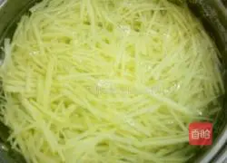 Illustration of how to stir-fry shredded potatoes with green and red peppers 2