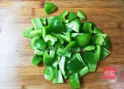 Illustration of how to make diced chicken legs with onions and green peppers 4