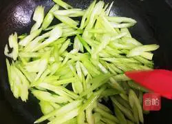 Illustration of how to make celery-fried Guangzhou sausage 9