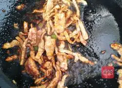 Illustration of how to make instant shredded pork and stir-fried green beans 3