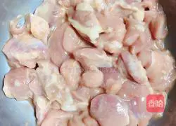 Stir-fried Stir-fried Stuffed Chicken with Colorful Peppers (10 Minutes Quick Dish) Illustration 3