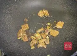 Illustration of how to stir-fry pork with garlic sprouts 4