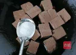 Illustration of how to stir-fry duck blood with leeks 8