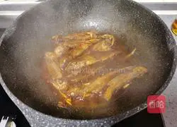 Illustration of how to make fish-flavored small yellow croaker 12