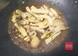 Illustration of how to stir-fry squid tubes with green pepper and red pepper 9