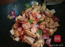 Illustration of how to stew chicken and pork ribs with potatoes and carrots 14