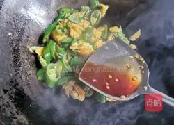 Illustration of how to make fried eggs with green pepper 5
