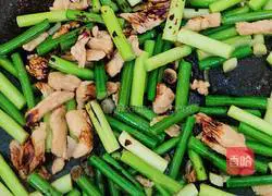 Illustration of how to stir-fry chicken with garlic moss 3