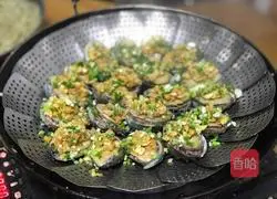 An illustration of how to make steamed abalone with garlic 6