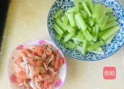 Illustration of how to make fried red shrimps with celery 1