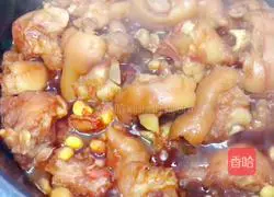 No need A drop of oil and a drop of water, the lazy version of pig trotters stewed with soybeans is illustrated 11