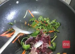 Illustration of how to stir-fry duck gizzards with green peppers 4