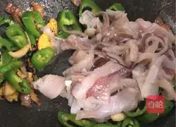 Illustration of how to stir-fry fresh squid with preserved black pepper and black pepper 5
