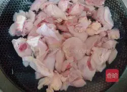 Illustration of how to make stewed chicken with fungus 1