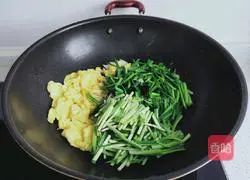 Illustration of how to make fried eggs with leeks 4