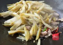 Illustration of how to make spicy mustard stir-fried shredded pork 7