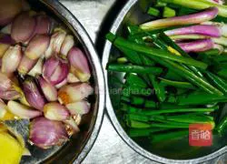 Red Illustration of how to make baked onion chicken in casserole 1