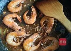Illustration of braised prawns in oil 13