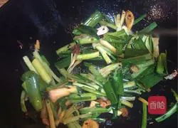 Illustration of Laoganma's garlic sprouts, parsley and stuffed tilapia 7