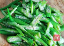 Illustration of how to make fried pork with okra and mushrooms 4