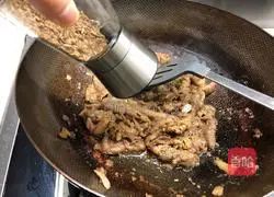 Illustration of how to stir-fry mutton with pepper, onion and cumin 4