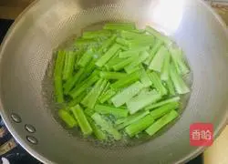 Illustration of how to stir-fry red shrimps with celery 2