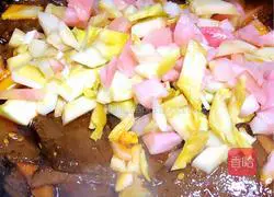 Illustration of how to make stir-fried duck blood with kimchi 7