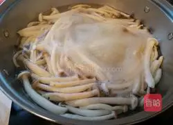 Illustration of how to make stir-fried crab-flavored mushroom lean meat 2 