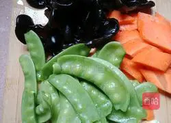  Illustration of how to stir-fry three delicacies 2