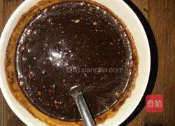 Illustration of how to stew fish in iron pot 4