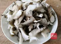 Illustration of how to make scrambled eggs with mushrooms 3