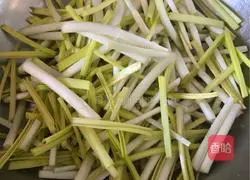 Illustration of how to make fried eggs with garlic 1