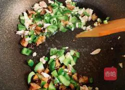 Illustration of how to braise Japanese tofu with green pepper, shiitake mushrooms and diced chicken 4