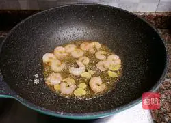 Illustration of how to make fried shrimps with chives 7