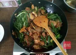 Illustration of how to make twice-cooked pork with green garlic 6