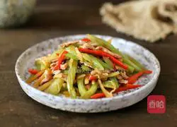 Stir-fried lean pork with celery Illustration of how to make potatoes 13