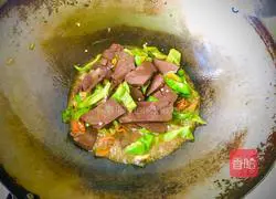 Illustration of how to stir-fry duck blood with green pepper 10