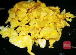 Illustration of how to make fried eggs with green pepper and ham 5