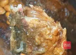 Illustration of the method of braised small crispy fish with soybeans 15