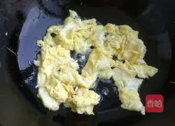 Illustration of how to make scrambled eggs with okra 4