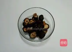Illustration of how to cook pork belly with pearl mushrooms 1