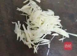 Illustration of how to make shredded pork with Beijing sauce 6