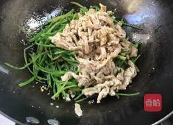 Illustration of how to stir-fry spinach stalks with meat 10
