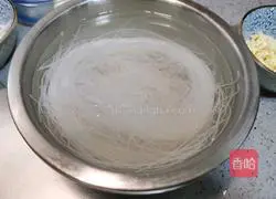 Illustration of how to make steamed rice noodles with garlic vermicelli 3