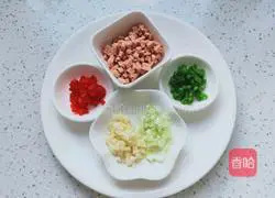 Illustration of how to make steamed eggplant with luncheon meat 3