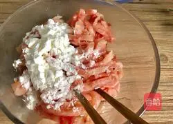 Illustration of how to stir-fry shredded pork with cabbage, stems, celery and celery 6