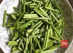 Illustration of how to make fried eel with garlic moss 2