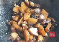Illustration of how to make braised pork with potatoes 7
