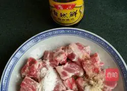 Illustration of how to make steamed ribs with daylily 4